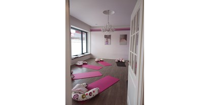 Yogakurs - vorhandenes Yogazubehör: Decken - Mering - Yoga in Augsburg. Simone Reimelt. Yin | Schwangere | Mamas mit Baby