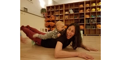 Yoga course - Art der Yogakurse: Offene Kurse (Einstieg jederzeit möglich) - Kissing - Yoga in Augsburg. Simone Reimelt. Yin | Schwangere | Mamas mit Baby