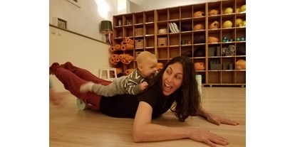 Yogakurs - Art der Yogakurse: Offene Kurse (Einstieg jederzeit möglich) - Friedberg (Landkreis Aichach-Friedberg) - Yoga in Augsburg. Simone Reimelt. Yin | Schwangere | Mamas mit Baby