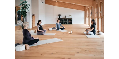 Yogakurs - vorhandenes Yogazubehör: Sitz- / Meditationskissen - Obertrum am See - Yogakurs für Schwangere im Salzburger Flachgau (hier: inama Institut in Seeham) - LisaYoga – Yoga mit Herz