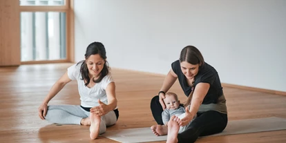 Yoga course - Kurse für bestimmte Zielgruppen: Kurse für Unternehmen - Mama-Baby-Yoga / Postnatal Yoga im Salzburger Flachgau (hier: inama Institut in Seeham). - LisaYoga – Yoga mit Herz