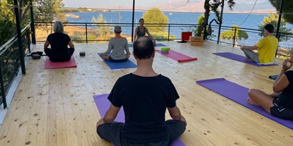 Yoga course - Inhalte zur Unterrichtsgestaltung: Atmosphäre/ Timing/ Sequencing - North Aegean - Unsere Yoga-Plattform mit Blick aufs Meer - 300-Stunden Yogatherapie-Kurs mit 500h Master-Yogalehrer Zertifizierung der YAI (Yoga Alliance International)