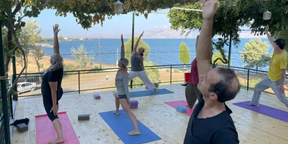 Yogakurs - Yoga-Inhalte: Hathapradipika - Nördliche Ägäis-Region - Unsere Outdoor Yoga-Plattform mit Blick aufs Meer - 300-Stunden Yogatherapie-Kurs mit 500h Master-Yogalehrer Zertifizierung der YAI (Yoga Alliance International)