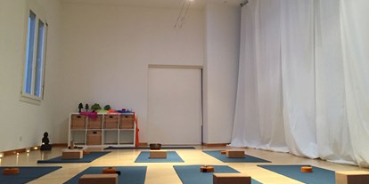 Yoga course - Kurssprache: Englisch - Switzerland - Rafael Serrano