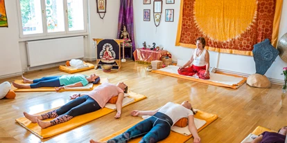 Yoga course - vorhandenes Yogazubehör: Yogablöcke - Tiefenentspannung mit Yoga Nidra - Zertifizierte Yoga-Nidra Ausbildung Start 20./21. April 2024