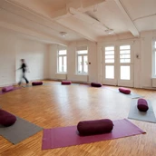 yoga - Der Seminarraum befindet sich in einem hellen Speicherloft im beliebten Teil von Eimsbüttel mit netten Cafes und Restaurants in unmittelbarer Nähe und guter Erreichbarkeit mit öffentlichen Verkehrsmitteln. - Iyengar Yoga Zentrum Hamburg