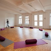 Yoga - Der Seminarraum befindet sich in einem hellen Speicherloft im beliebten Teil von Eimsbüttel mit netten Cafes und Restaurants in unmittelbarer Nähe und guter Erreichbarkeit mit öffentlichen Verkehrsmitteln. - Iyengar Yoga Zentrum Hamburg
