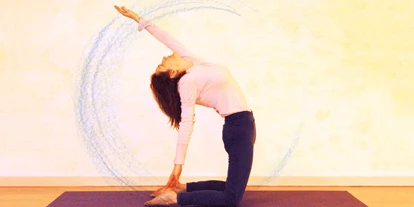 Yogakurs - Kurse für bestimmte Zielgruppen: Momentan keine speziellen Angebote - Wir studieren beim Üben auch die Empfindung einer Bewegung auf sehr unmittelbare Weise. Beispielsweise erlebt man bei bestimmten Übungen die Bewegung in einer Kreisform und wie sie sich aus dem Umkreis formt. Dadurch fixiert sich das Bewusstsein nicht so sehr an den Körper, sondern bleibt in einer wachen Wahrnehmung zum Körper.  - adhikāra Yogastudio