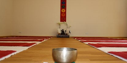 Yogakurs - vorhandenes Yogazubehör: Decken - Schwielowsee - Yoga Raum im AVASATA - Juri Dischinger