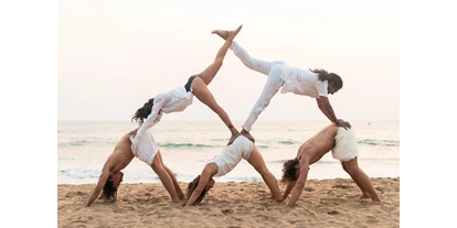 Yoga course - vorhandenes Yogazubehör: Decken - Kranti Yoga Tradition near goa beach India - Kranti Yoga Tradition