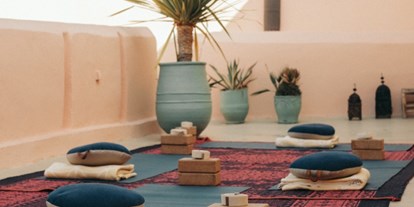 Yoga course - vorhandenes Yogazubehör: Decken - Urban Marrakesch Yoga Retreat | NOSADE