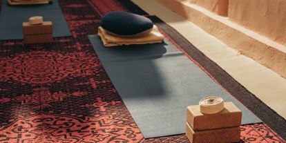 Yoga course - vorhandenes Yogazubehör: Decken - Urban Marrakesch Yoga Retreat | NOSADE