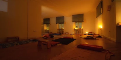 Yoga course - vorhandenes Yogazubehör: Sitz- / Meditationskissen - Müllheim - Im Yogaraum: Gruppenkurse, Seminare, Weiterbildungen und Yoga Individuell / Yoga Therapeutisch - YogaRaum Müllheim