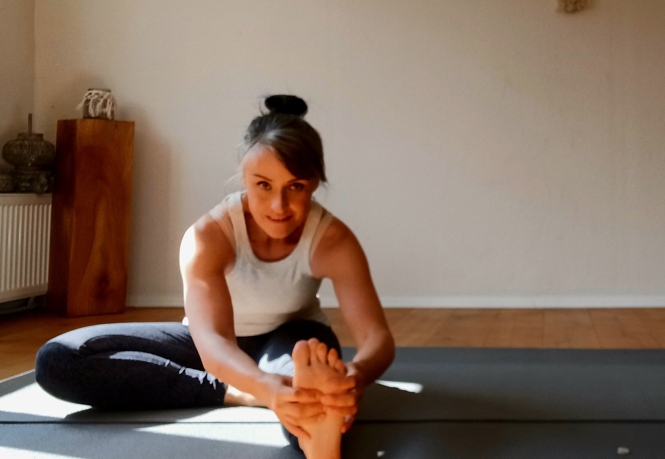 yoga - Yin- und Faszien Yoga ist ein ruhiger und stiller Stil, der einen sehr heilsamen und lösenden Effekt hat. Ich verbinde in diesem Yogastil die Haltungen fließend mit speziellen Techniken, die gezielt auf die Faszien wirken. Mehr Infos : www.yogalehrer-wuppertal.de - Yin Yoga Kurse 