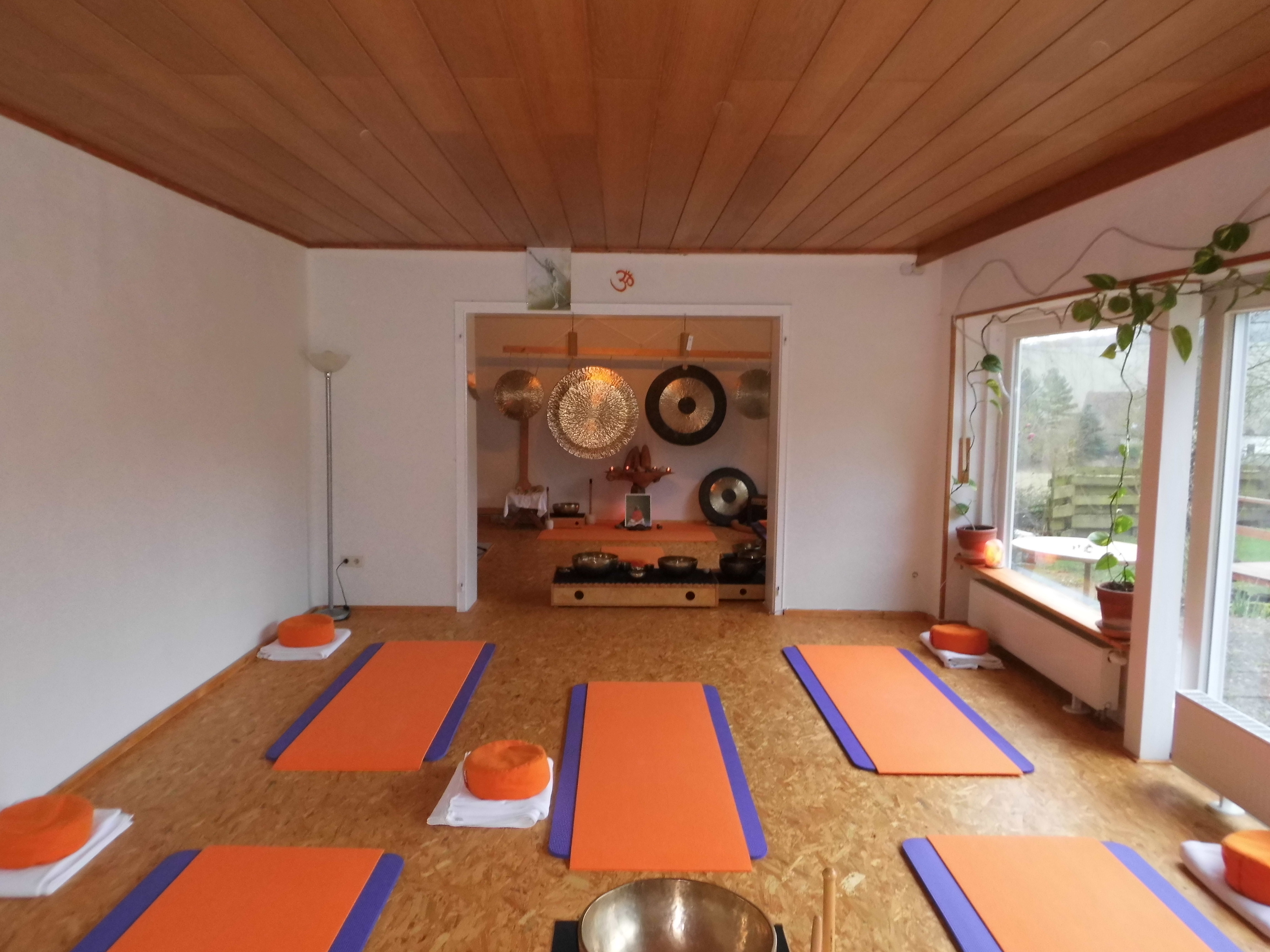 yoga - Unser Klangyoga-Raum mit Naturmaterialien gestaltet. - Jutta Kremer & Wolfgang Meisel