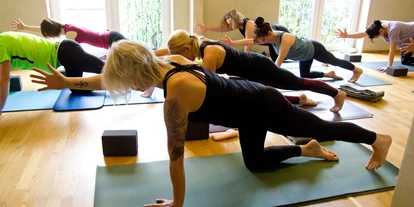 Yoga course - vorhandenes Yogazubehör: Yogablöcke - Den Raum bewahren und offen lassen - Zanete Möhlmann / ZANYO