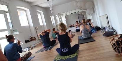 Yogakurs - Ambiente: Große Räumlichkeiten - Binnenland - Yoga Yourself  Melanie Fröhlich