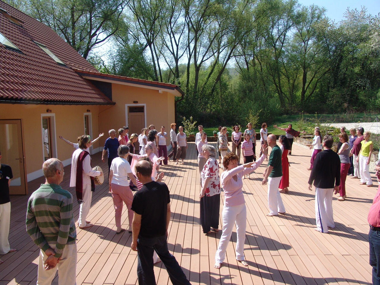 Yoga - Weg der Mitte, Kloster Gerode, Tanz auf der Shanti Mandir Terrasse - Tanz einmal anders - Kreativer Tanz, Bewegung mit Freude