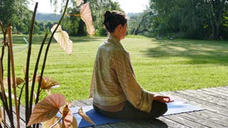Yoga Retreat: Kloster Gerode, Liegewiese im Klosterpark - Bildungsurlaub: Stressprävention mit BenefitYoga® und Meditation