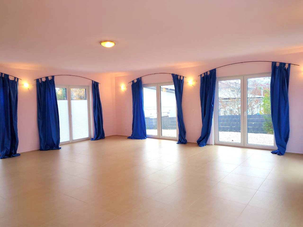 Yoga - Der helle große Yogaraum bietet eine optimale Übungsatmosphäre durch anregende Formen und Farben. - Yogaschule Heinz Grill Veringenstadt