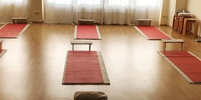 Yoga course - vorhandenes Yogazubehör: Yogamatten - Ruhrgebiet - Notwendiger Abstand ganz sicher! - Frank Hampe - Yoga Zentrum Krefeld
