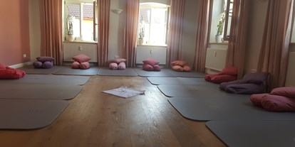 Yoga course - vorhandenes Yogazubehör: Sitz- / Meditationskissen - Mering - Christine Fischer