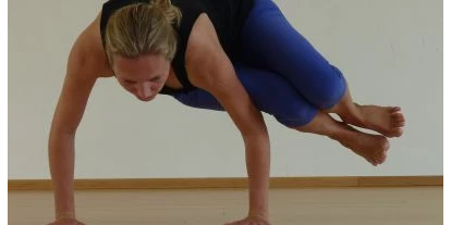 Yoga course - Kurssprache: Deutsch - Hürth (Rhein-Erft-Kreis) - Nicole Konrad in Bakasana - Nicole Konrad