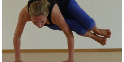 Yogakurs - Yogastil: Anusara Yoga - Köln - Nicole Konrad in Bakasana - Nicole Konrad