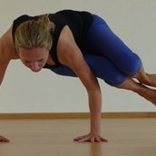 Yoga - Nicole Konrad in Bakasana - Nicole Konrad