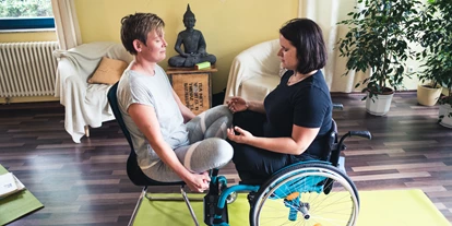 Yogakurs - geeignet für: Blinde- und Sehbehinderte - Deutschland - Sonja Golinski