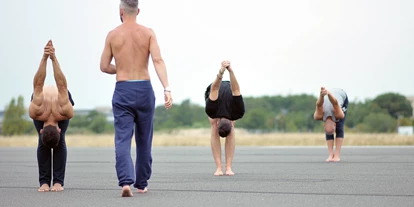 Yogakurs - geeignet für: Dickere Menschen - Berlin-Stadt Bezirk Charlottenburg-Wilmersdorf - Joachim Koch auf dem Tempelhofer Flugfeld - YANG YANG