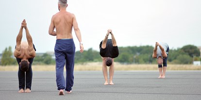 Yogakurs - Kurse mit Förderung durch Krankenkassen - Berlin-Stadt Schöneberg - Joachim Koch auf dem Tempelhofer Flugfeld - YANG YANG