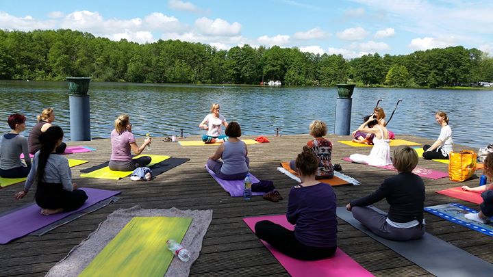 yoga - https://scontent.xx.fbcdn.net/hphotos-xpt1/t31.0-8/s720x720/12045805_1630779813849577_6283865687651341312_o.jpg - Santosha Yogaschule