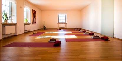 Yoga course - vorhandenes Yogazubehör: Yogamatten - Region Schwaben - der Yogaraum - Yoga am Bahnhof