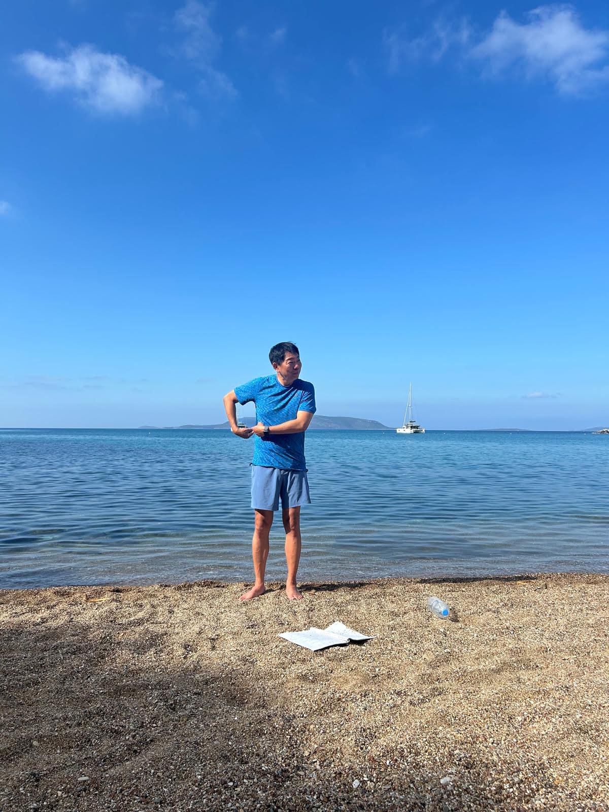 yoga - Wei Tsung bei der Morgeneinheit am Strand - Yoga und Meer - Ruhe finden und Kraft tanken - Yoga mit Wei