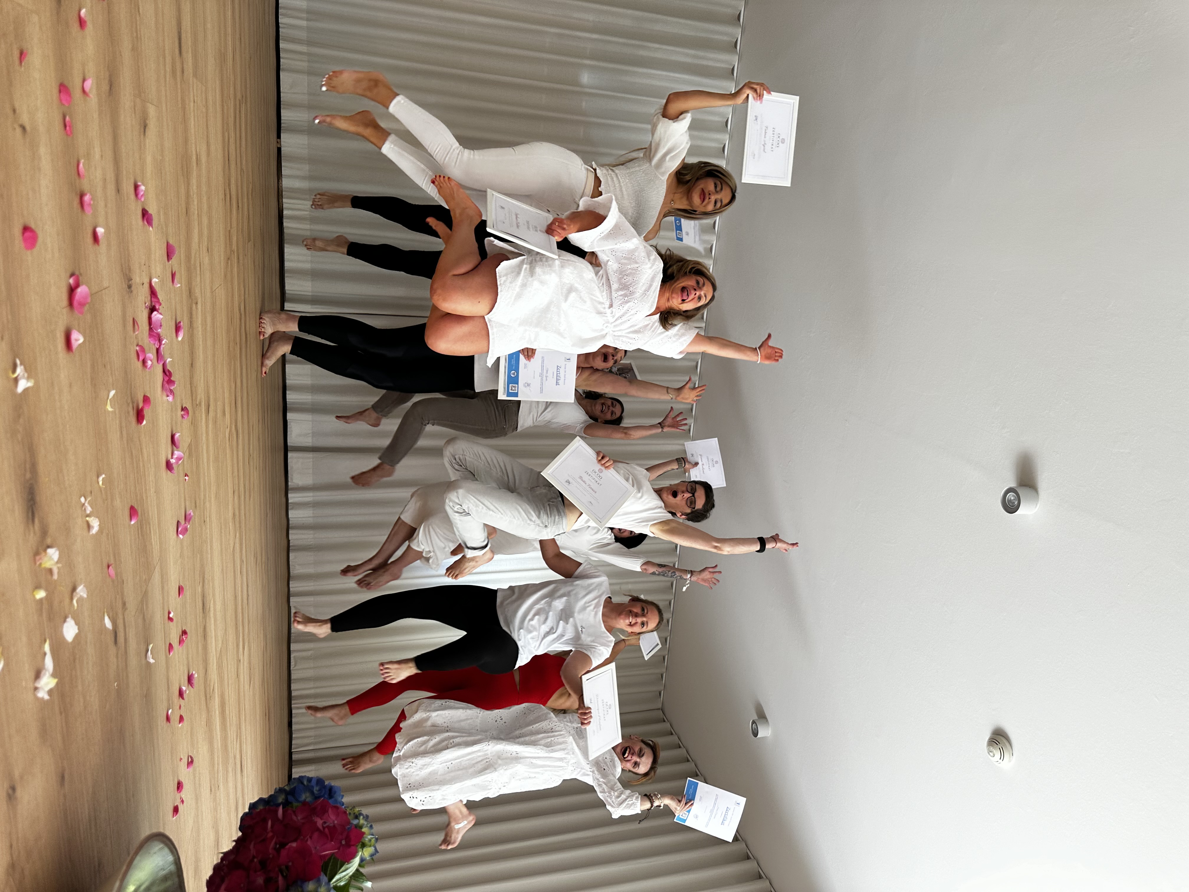 Yogalehrer Ausbildung: Erfolgreicher Abschluss der berufsbegleitenden Yogalehrer-Ausbildung 200h an der Rückenschule & Yoga Bremen. - Berufsbegleitende Ausbildung Bremen 200h Yoga Alliance Anerkannter Bildungsurlaub