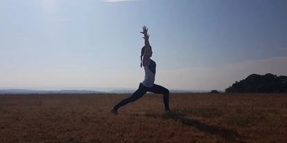 Yoga course - Erreichbarkeit: gute Anbindung - Mücke - Krieger 1: kraftvoll, fokossiert, zentriert. Ganz in meiner Kraft und meiner Balance. - YOGAINA