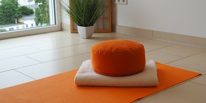 Yogakurs - vorhandenes Yogazubehör: Stühle - Leichlingen - Yoga & Meditation Sabine Onkelbach