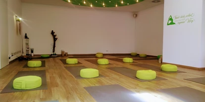 Yogakurs - vorhandenes Yogazubehör: Meditationshocker - Bempflingen - Yogastudio AURA - Yoga & Klang
