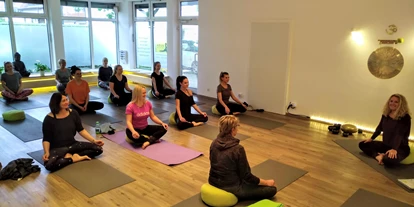 Yogakurs - vorhandenes Yogazubehör: Sitz- / Meditationskissen - Bempflingen - Yogastudio AURA - Yoga & Klang