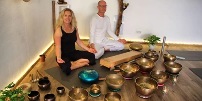 Yogakurs - vorhandenes Yogazubehör: Meditationshocker - Bempflingen - Yogastudio AURA - Yoga & Klang