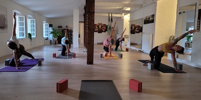 Yoga course - vorhandenes Yogazubehör: Stühle - Zülpich - Yoga Flow 
Hatha Yoga - Sevil-Anne Zeller   namaste Yoga Loft