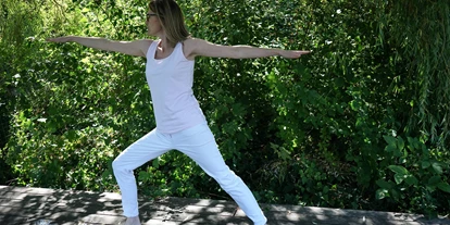 Yogakurs - vorhandenes Yogazubehör: Yogablöcke - Verbundenheit