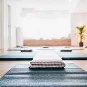 Yoga - Unser Yoga-Raum bietet Platz für bis zu 15 Teilnehmer. - Café Achtsam - Das Yoga-Café