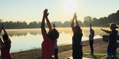 Yoga course - Kurse für bestimmte Zielgruppen: Kurse für Jugendliche - Austria - Yoga am See – Sommerspecial - Yogabasis – Sandra Endthaller & Eva Hoffmann
