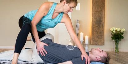 Yoga course - Erreichbarkeit: gut mit dem Auto - Düren Gürzenich - Thai Yoga Massage Ankommen im Moment - Rebecca Oellers Perpaco Yoga