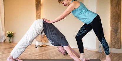 Yoga course - geeignet für: Fortgeschrittene - Düren Mariaweiler - sanfte Unterstützung beim Personal Yoga - Rebecca Oellers Perpaco Yoga