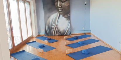 Yoga course - vorhandenes Yogazubehör: Decken - Schwabenheim an der Selz - Yogaraum Teil I - Angela Kirsch-Hassemer