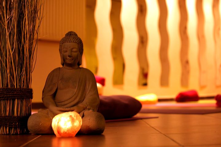 yoga - https://scontent.xx.fbcdn.net/hphotos-prn2/t31.0-8/s720x720/10658602_836522833047672_4335422610479263739_o.jpg - Yoga Live