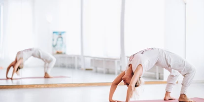 Yogakurs - vorhandenes Yogazubehör: Decken - Deutschland - Rad - Chakrasana - Yoga & Meditation München-Solln  |  Gabriele Metz
